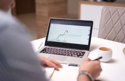 Investițiile mici în ETF-uri pot avea o taxă valutară de 0,5% la XTB. Ce trebuie verificat înaintea cumpărării