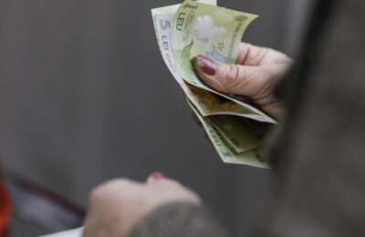 Ce bani rămân din pensie în 2026 după rețineri. Calculul pentru veniturile brute peste pragul de 3.000 lei